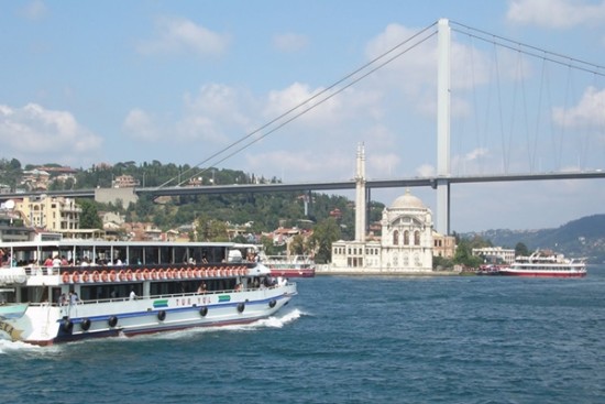 du-thuyen-tren-eo-bien-bosphorus-o-istanbul