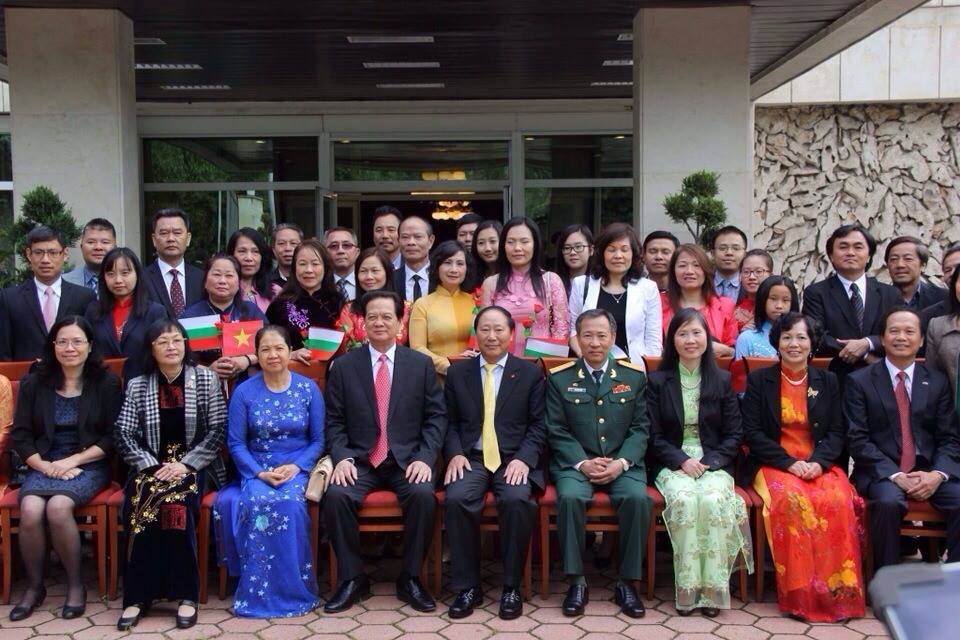 Thủ tướng Nguyễn Tấn Dũng chụp ảnh lưu niệm cùng cộng đồng người Việt tại Bulgaria