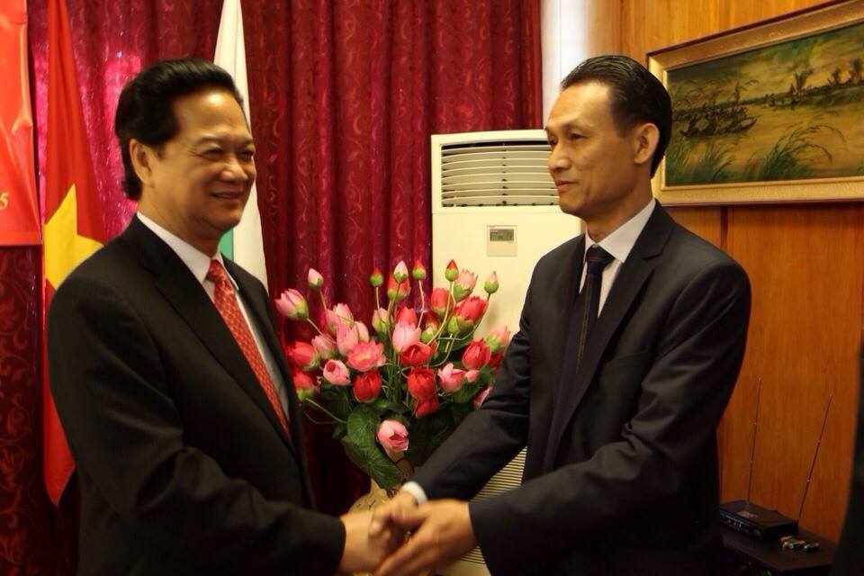 Ông Lê Thanh Hoàng - chủ tịch hội người Việt tại Bulgaria đón tiếp thủ tướng