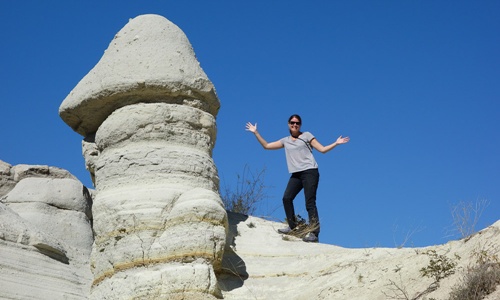 tạo dáng với cột đá cappadocia