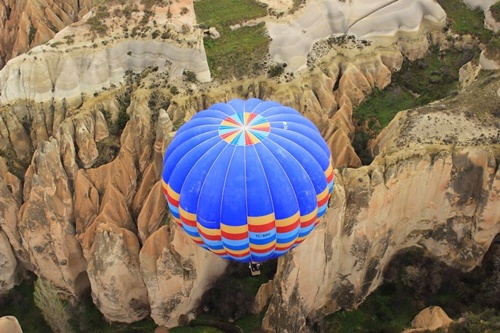 khinh khí cầu bay trên núi cappadocia
