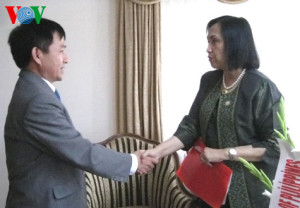 Đại sứ Nguyễn Thế Cường gặp và trao tài liệu cho Đại sứ Philippines tại Ankara