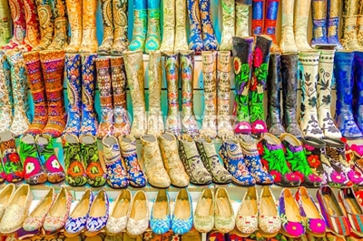 một tiệm giầy trong chợ Grand Bazaar